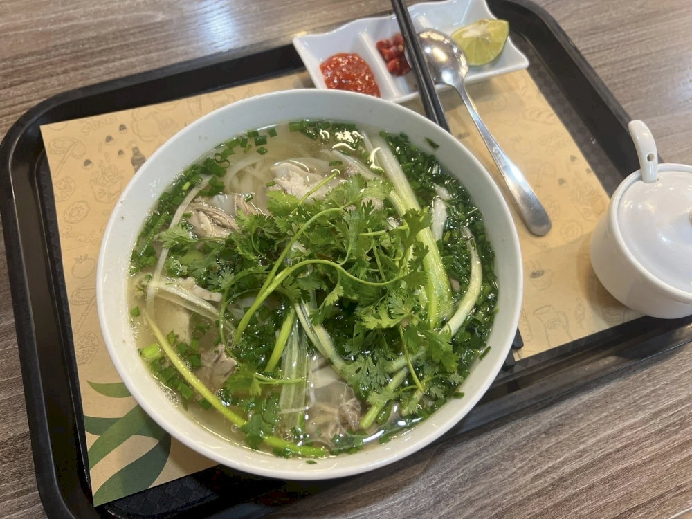 牛肉、鶏肉、シーフードなど、さまざまなフォーのオプションがあり、旅行者に本格的なベトナム料理の味を提供しています